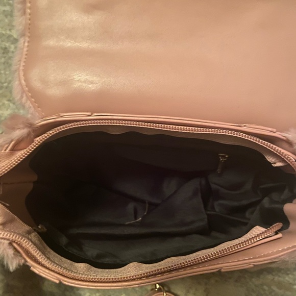 Pink Fuzzy luxury bag with detachable strap - Picture 7 of 7